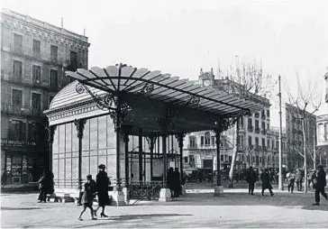  ?? ARCHIVO HISTÓRICO DE TMB ?? La instalació­n de entrada a la estación del Gran Metro, inaugurada en 1926, era de una estética modernista con vidrio y placas de zinc. En su lugar, ahora, hay un quiosco.