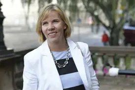  ?? FOTO: MARKKU ULANDER/
LEHTIKUVA ?? ■
Så många som möjligt ska kunna rösta tryggt på förhand i april nästa år, säger justitiemi­nister Anna-Maja Henriksson (SFP).