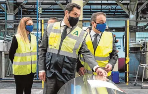  ?? ABC ?? Visita del presidente de la Junta de Andalucía, Juanma Moreno, a una industria de Linares en Jaén