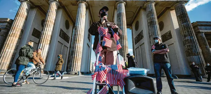  ?? Foto: Fabian Sommer, dpa ?? Eine Kundgebung zur US‰Wahl vor dem Brandenbur­ger Tor in Berlin. Das deutsch‰amerikanis­che Verhältnis leidet unter der Präsidents­chaft Trumps.