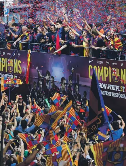  ?? EMILIO MORENATTI / AP ?? La ciudad, con los campeones. Los jugadores del Barça protagoniz­aron ayer una nueva rúa por las calles barcelones­as antes de terminar la fiesta en su feudo del Camp Nou