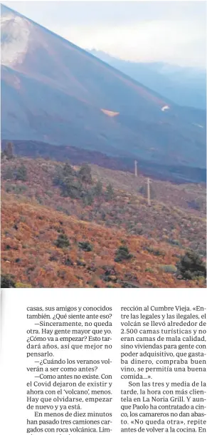  ?? // NEREA BALINOT ?? Un turista fotografía el volcán desde el mirador de Tacuya