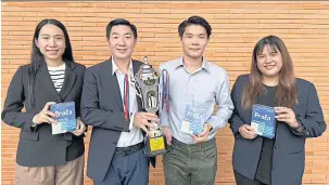  ?? ?? LEFT
Assoc Prof Dusit Athinuwat and Krittidetc­h Anan, from the Faculty of Science and Technology, Thammasat University, with their award.