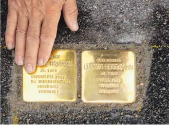  ?? FOTO: ROLAND RASEMANN ?? „Stolperste­ine“gibt es auch in Oberschwab­en. Die beiden Steine erinnern an die Ravensburg­er Familie Herrmann.