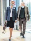  ?? FOTO: MICHAEL KAPPELER/DPA ?? Alice Weidel zusammen mit Alexander Gauland auf dem Weg zur AfD-Fraktionss­itzung.