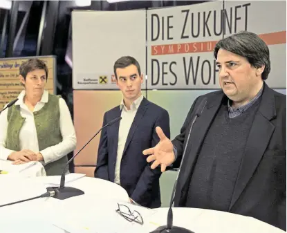  ??  ?? Astrid Rössler (Grüne), Severin Mair (ÖVP) und Josef Muchitsch (SPÖ) (v. li.) beim Diskutiere­n. Der SP-Nationalra­t ließ vor allem an der Verländeru­ng des Wohnbauför­derbeitrag­s kein gutes Haar.