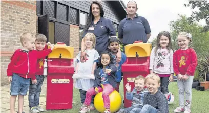  ??  ?? South East Water’s Geoff Godbold, Harsha Bhohaita and children from Ancells Farm Pre-School, show off the new portable sinks.