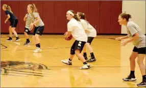  ?? Graham Thomas/Herald-Leader ?? Siloam Springs girls basketball players work on a drill during practice on Thursday.