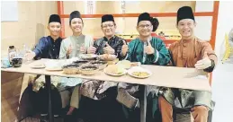  ??  ?? MAKANAN HALAL: Barisan tukang masak di The Claypot House, (dari kiri) Mohammad Nur Syafiq, Azid Hamizi Yusuf dan Mohammad Kalana bergambar bersama menu yang ditawarkan di sini.