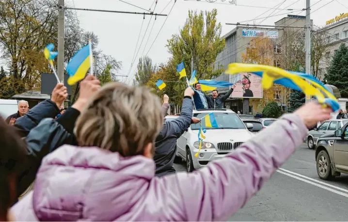  ?? Fotos: Till Mayer ?? Hupende Autokorsos, ukrainisch­e Fahnen überall: die Menschen von Cherson feiern ihre Befreiung. Nur noch 80.000 von ehemals 300.000 Einwohnern leben in der Stadt.