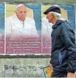  ?? FOTO: KLIMKEIT/DPA ?? Rund 200 Plakate mit Vorwürfen gegen den Papst tauchten über Nacht in Rom auf. Franziskus soll gelassen reagiert haben.