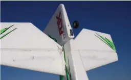  ??  ?? Un unique servo anime les deux gouvernes de profondeur. La taille des gouvernes indique le domaine de vol de l’Extra : taillé pour du vol 3D.
