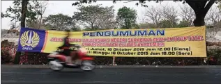  ?? GUSLAN GUMILANG/ JAWA POS ?? BERPOLEMIK: Spanduk pengumuman penutupan Citraraya Unesa Rd sudah dipasang oleh pihak kampus.