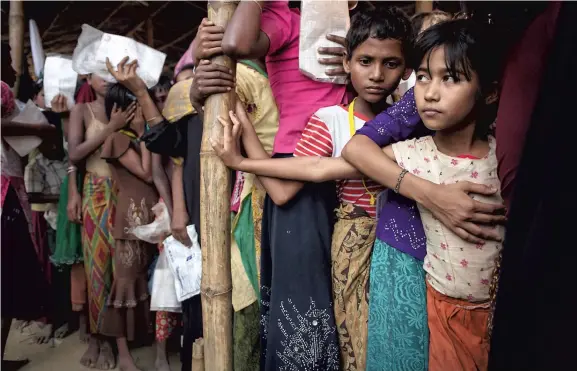  ??  ?? Le pacte prévoyait différente­s mesures pour améliorer le sort des réfugiés comme ces Rohingyas dans un camp du Bangladesh.