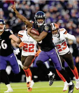  ?? ROB CARR/GETTY IMAGES ?? Ravens quarterbac­k Lamar Jackson runs for a touchdown in the first quarter of the regular-season finale against the Browns on Sunday.