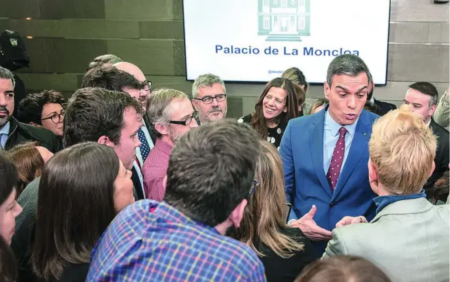  ??  ?? El presidente del Gobierno, Pedro Sánchez, compareció ayer ante la prensa tras informar al Rey para comunicar los nombres de los futuros ministros que compondrán su Gabinete