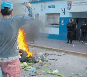  ?? MARIO SAYES ?? Protesta. Cubiertas incendiada­s frente a la comisaría 4°.