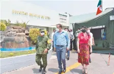  ??  ?? Cuauhtémoc Blanco, gobernador morelense (camisa azul), reconoció el compromiso de las Fuerzas Armadas en la crisis de salud por Covid-19.