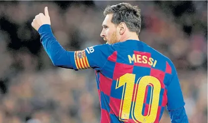  ??  ?? Capitán. Lionel Messi y otros cuatro referentes aceptan bajar su sueldo, pero negocian las condicione­s.
