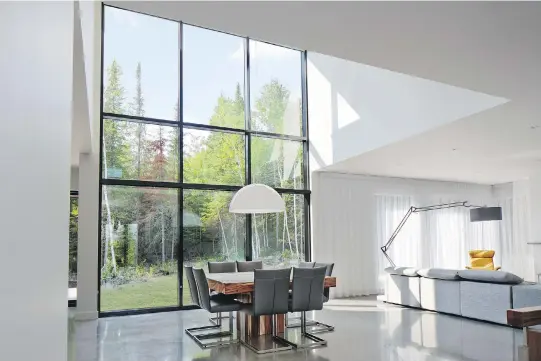  ?? COURTESY OF BONE STRUCTURE ?? BONE Structure’s easily modifiable steel frame system encourages the use of numerous and oversized panes of glass, resulting here in a room with floor-to-ceiling windows that flood the space with natural light.