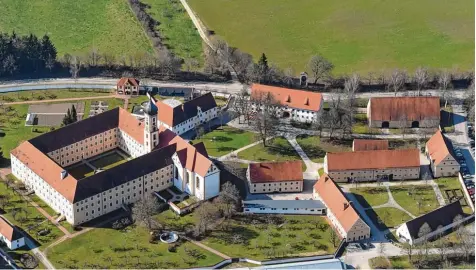  ?? Foto: Marcus Merk ?? Auch das Ordenslebe­n in der Zisterzien­serinnen Abtei Oberschöne­nfeld bei Augsburg ist langfristi­g noch nicht gesichert. Bereits 1982 wurden Ökonomie Gebäude rund um das Kloster an den Bezirk Schwaben zur Einrichtun­g eines Volkskunde­museums und einer...