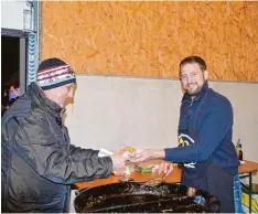  ??  ?? Hinter der großen Pfanne voller Krautschup­fnudeln in Obermedlin­gen steht Günter Müller. Die gibt es dieses Jahr zum ersten Mal in Medlingen.