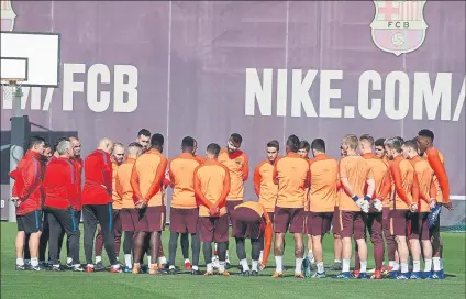  ?? FOTO: PEP MORATA ?? Charla en el centro del campo Valverde reunió a sus jugadores para alertarles de los peligros de la Roma