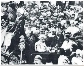  ?? ALAMY STOCK PHOTO ?? MK Gandhi in a horse-drawn carriage in Benares, 1916.