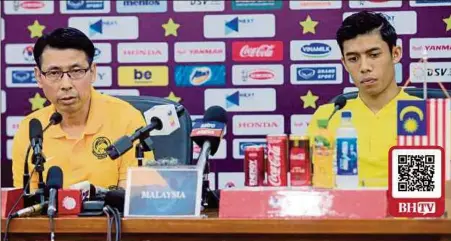  ?? (Foto Mohd Yusni Ariffin/bh) ?? Cheng Hoe dan Syafiq Ahmad pada sidang media menjelang perlawanan Malaysia menentang Vietnam bagi kelayakan Piala Dunia peringkat Kumpulan G, pusingan 2 Kelayakan Piala Dunia 2022/Piala Asia 2023 di Hanoi, semalam.