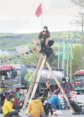  ??  ?? Blockade von Extinction Rebellion vor dem Werk von Heidelberg­Cement in Leimen.