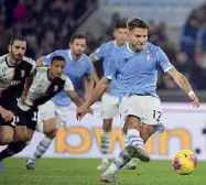  ??  ?? Specialist­a
Ciro Immobile, 30 anni, realizza il calcio di rigore contro la Juventus a dicembre