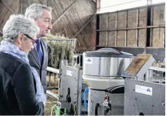  ??  ?? Le préfet, Benoît Brocart, est allé rencontrer Bernadette Selin dans sa ferme de La Guérinière.