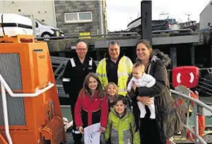  ??  ?? Ellie Jackson, right, with her children, meets the men who found her brother