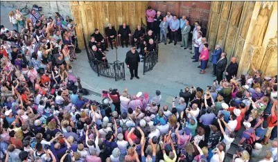  ?? JOSE JORDAN / AGENCE FRANCE-PRESSE ?? A crowd looks on as the bailiff and the members of the Water Court prepare to deal with irrigation conflicts that erupt in the fertile plain that surrounds Valencia in Spain.