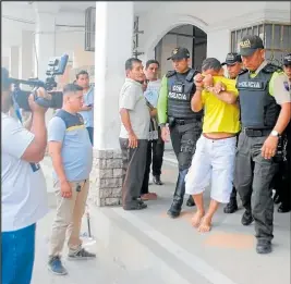  ?? Fotos:
Fabricio Cruz / EXTRA ?? Joffre Moreira fue llevado a la sala de audiencias en medio de un resguardo policial.