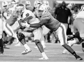  ?? LYNNE SLADKY/ASSOCIATED PRESS ?? Defensive lineman Chad Thomas, right, is one of four seniors who will serve as co-captains for Miami on Saturday.