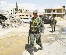  ?? AFP PHOTO ?? Soldado sírio nas ruínas de Duma, alvo de suposto ataque químico