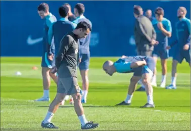  ?? ?? Xavi, pensativo durante el último entrenamie­nto del Barcelona.