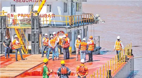  ??  ?? En el río ya se encuentra parte de las embarcacio­nes que darán apoyo en la construcci­ón de los cimientos del puente (gentileza).