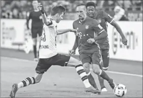 ??  ?? Julian Weigl (l) van Borussia Dortmund probeert Franck Ribery van Bayern München te stoppen. (Foto:Xinhua)