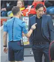  ?? FOTO: AFP ?? Kommunikat­ionsproble­me: Referee Felix Zwayer (li.) mit Leverkusen­s Coach Roger Schmidt.