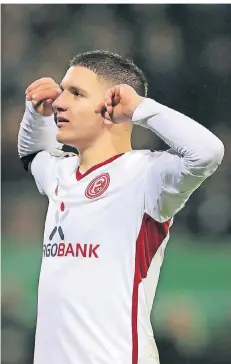  ?? FOTO: CHRISTIAN CHARISIUS/DPA ?? Christos Tzolis provoziert nach seinem verwandelt­en Elfmeter beim FC St. Pauli die gegnerisch­en Fans mit seinem Jubel.