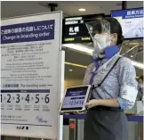  ?? The Yomiuri Shimbun ?? An All Nippon Airways crew member mans a gate at Haneda Airport.