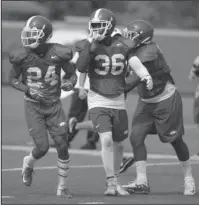  ?? NWA Democrat-Gazette/Andy Shupe ?? NICKEL AND DIME: Arkansas nickel back D’Vone McClure (36) and redshirt freshman defensive back Jarques McClellion participat­e in a drill on Aug. 7 during the Razorbacks’ practice in Fayettevil­le.