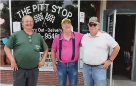  ?? NEAL EARLEY/SUN-TIMES PHOTOS ?? Winchester Alderman Jeff Pittman (left) and Mayor Rex McIntire (right) with a friend outside the Pitt Stop in downtown Winchester.
