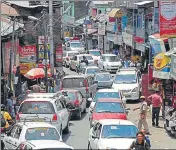  ?? SHYAM SHARMA/HT ?? NOWHERE TO GO: Vehicles caught in a traffic jam at Kotwali Bazar in Dharamshal­a.