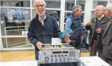  ?? FOTO: DAGMAR HUB FOTO: HUB ?? Fritz Arends mit Exponaten aus dem ehemaligen Telefunken-Museum rund um die Themen Radar und Funk.