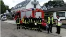  ??  ?? Los bomberos han trabajado sin descanso desde que comenzaron las fuertes lluvias.