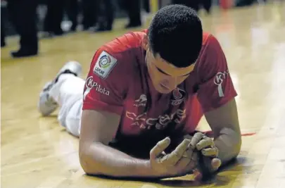  ?? Foto: Patxi Cascante ?? Untoria se mira la mano derecha en las tablas de contracanc­ha del Labrit de Iruñea.