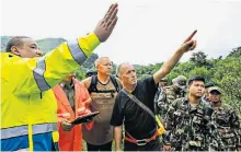  ??  ?? Tight spot: Vernon Unsworth with Thai soldiers and others who rescued the boys from the Tham Luang caves